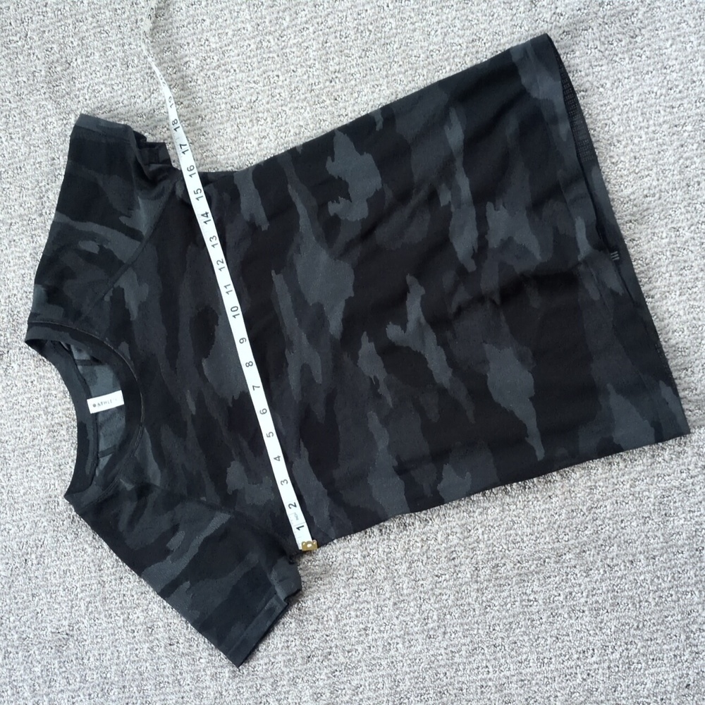 NWOT Athleta Grey/Black Camo Print Short Sleeve Athleisure Top, Size M - Picture 2 of 6